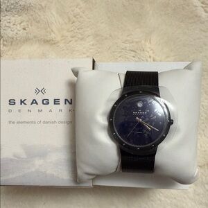 New!!! Skagen Black Dial Watch with black Mesh Strap with little faded see pic